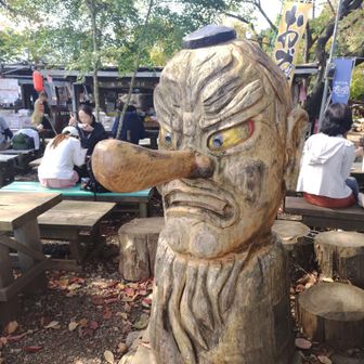 城山に天狗の木彫り