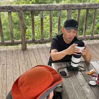             今朝届いたばかりの望遠ズームレンズ✨を
                        嬉しそうに語る吉宗さん🤭

                                  その横では、
                       「へぇ〜！」「いいな〜！」と
                        興味津々のとっち〜さん🤭

                                大きなレンズは、
                       まるで昔の超合金ロボット🤖✨

                            そんなレンズを前に、
              少年たちのような笑顔のお二人でした😆

                            カメラ好きが集まると、
                   レンズ談義も盛り上がりますね📷✨
