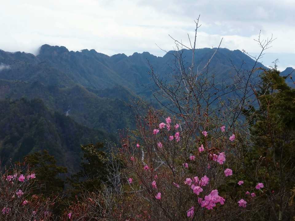 南天山山頂、両神山と左側に赤岩岳が目の前に見えます。