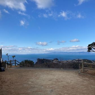 章魚頭姿山の展望台です。淡路島とその先に四国まで見えています。いつもながら素晴らしい…