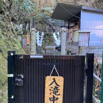 読経が聞こえる。静かに通り過ぎましょう