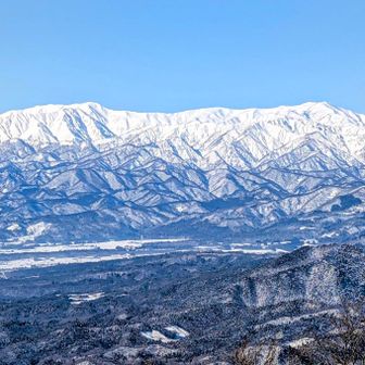 🔍　🏔️飯豊連峰✨️　
🏔️大日岳(左)~🏔️御西岳(中央)~🏔️飯豊山(本山)(右)　