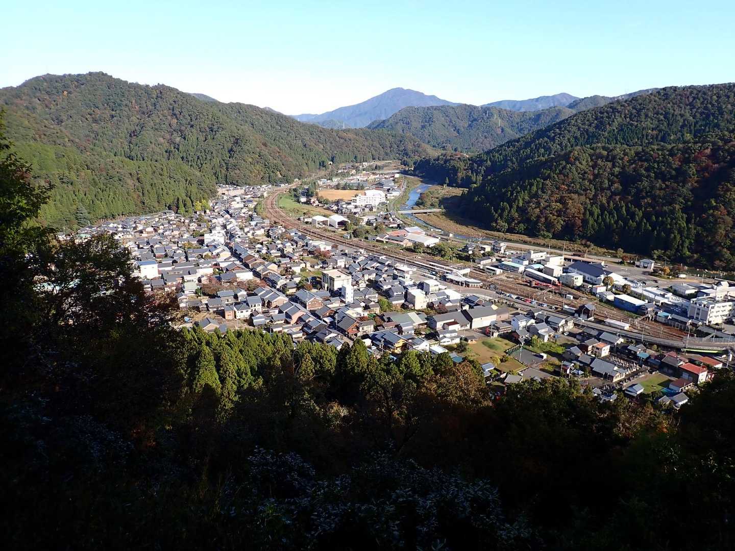 今庄宿が、城址からよく見えます。
奥の山は日野山