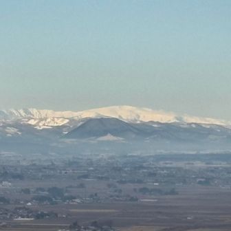 薬莱山は見えることが多いけれど
その奥に月山も見えるのは今日が初めてだそう
とてもラッキーだとものすごく喜んでいる☺️
こちらまで嬉しくなってくる✨
あとから登ってきたもうひとりの人も
山頂を行ったり来たり月山ばかり見ている