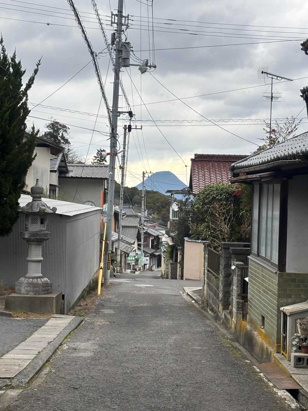 参道に合流する際に見えた山。
勝手に飯野山だと思っています😆