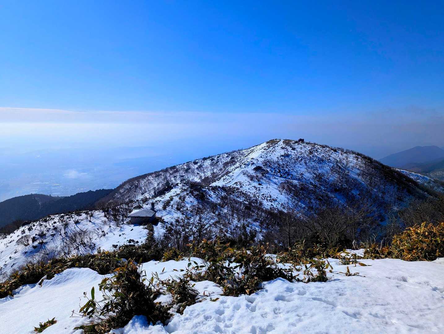 那岐山 周回コース | 雪解け水が流れる山道。山頂からは瀬戸内海を望む絶景の写真