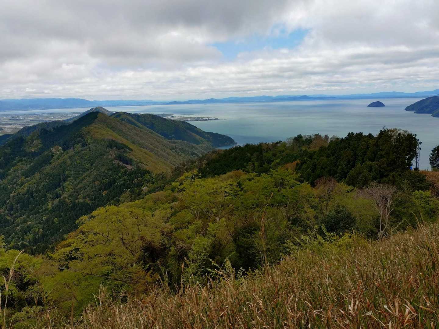 賤ヶ岳山頂に着きました
琵琶湖が  見えます🙋