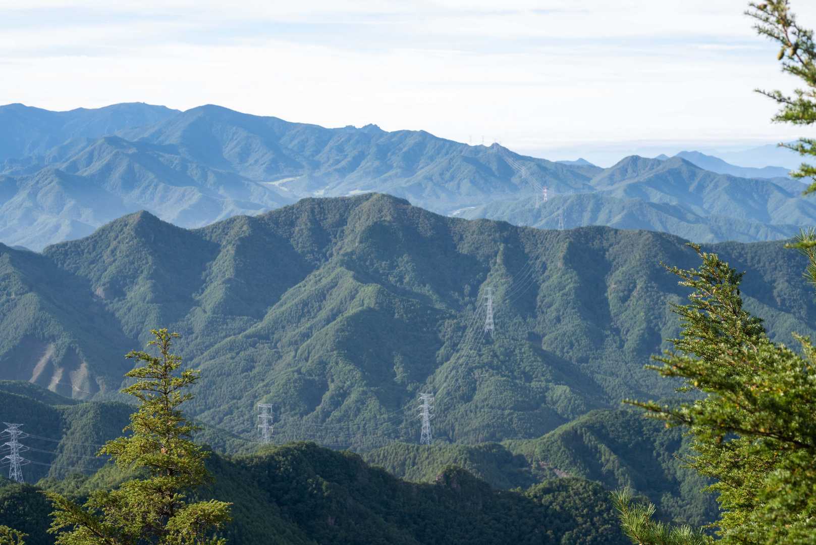 はるか彼方に金峰山、瑞牆山、曲岳、茅ヶ岳が見えました。