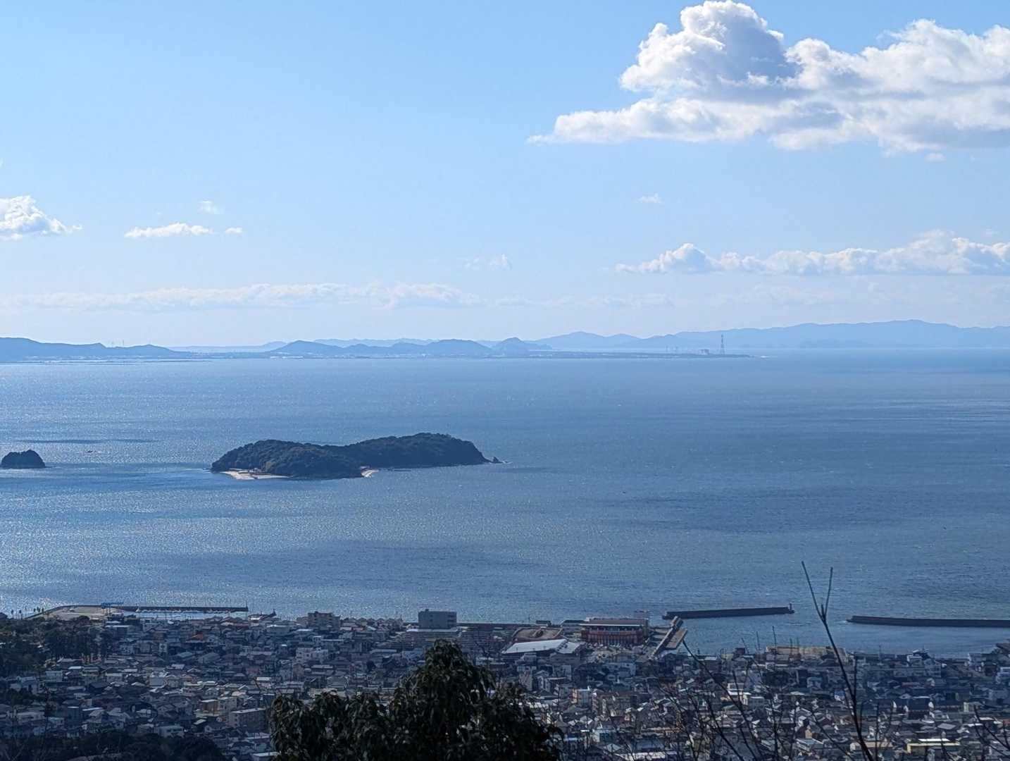 山頂から蒲郡方面。