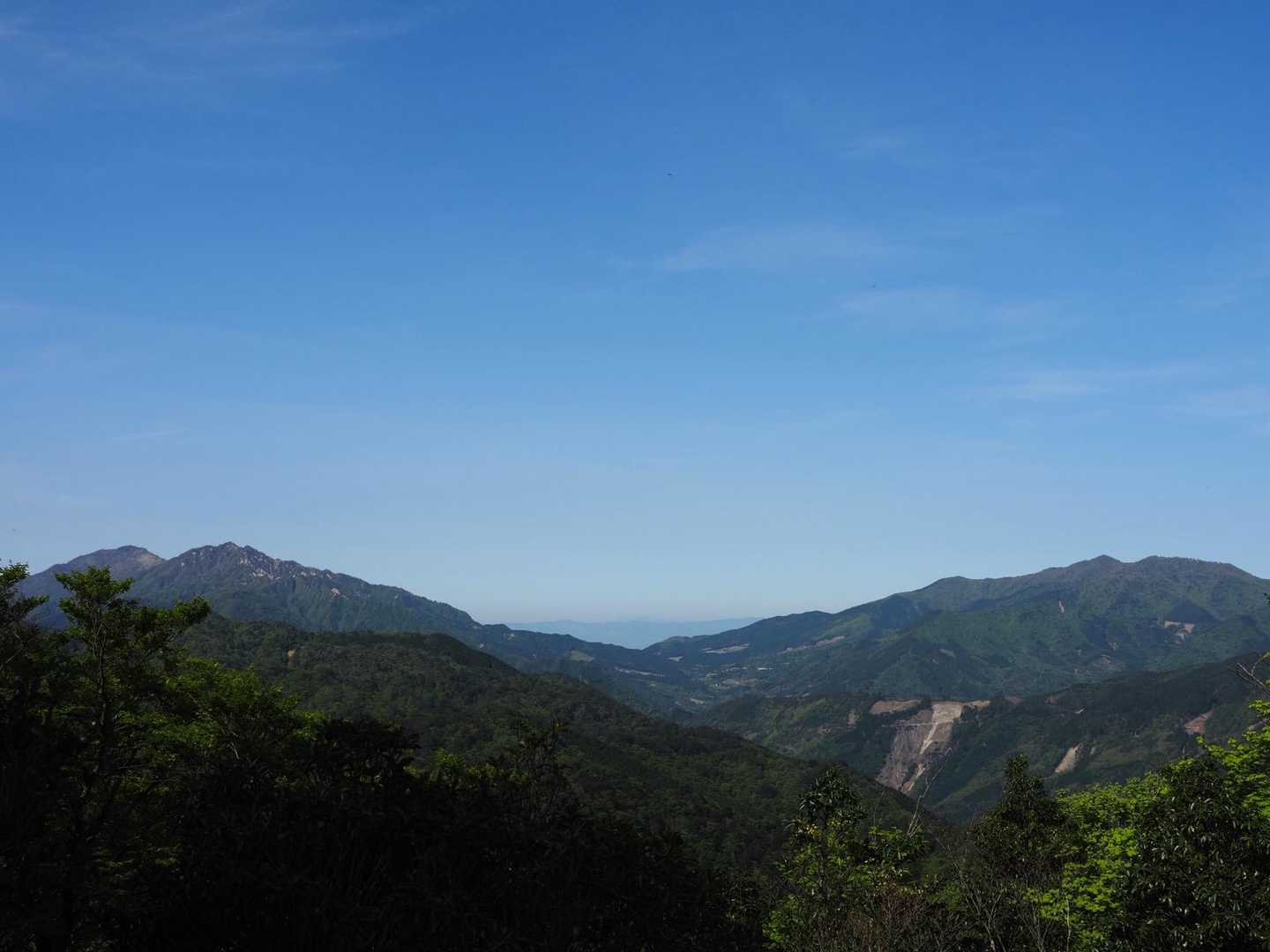 大自然の息吹を感じて
静かに登りあがり

左
市房山
右
江代山

九州脊梁の山々・傾・祖母・鹿納・五葉・大崩・くじゅう・阿蘇・霧島
歩くと みんなみえる

人に会うことのない最高のGW