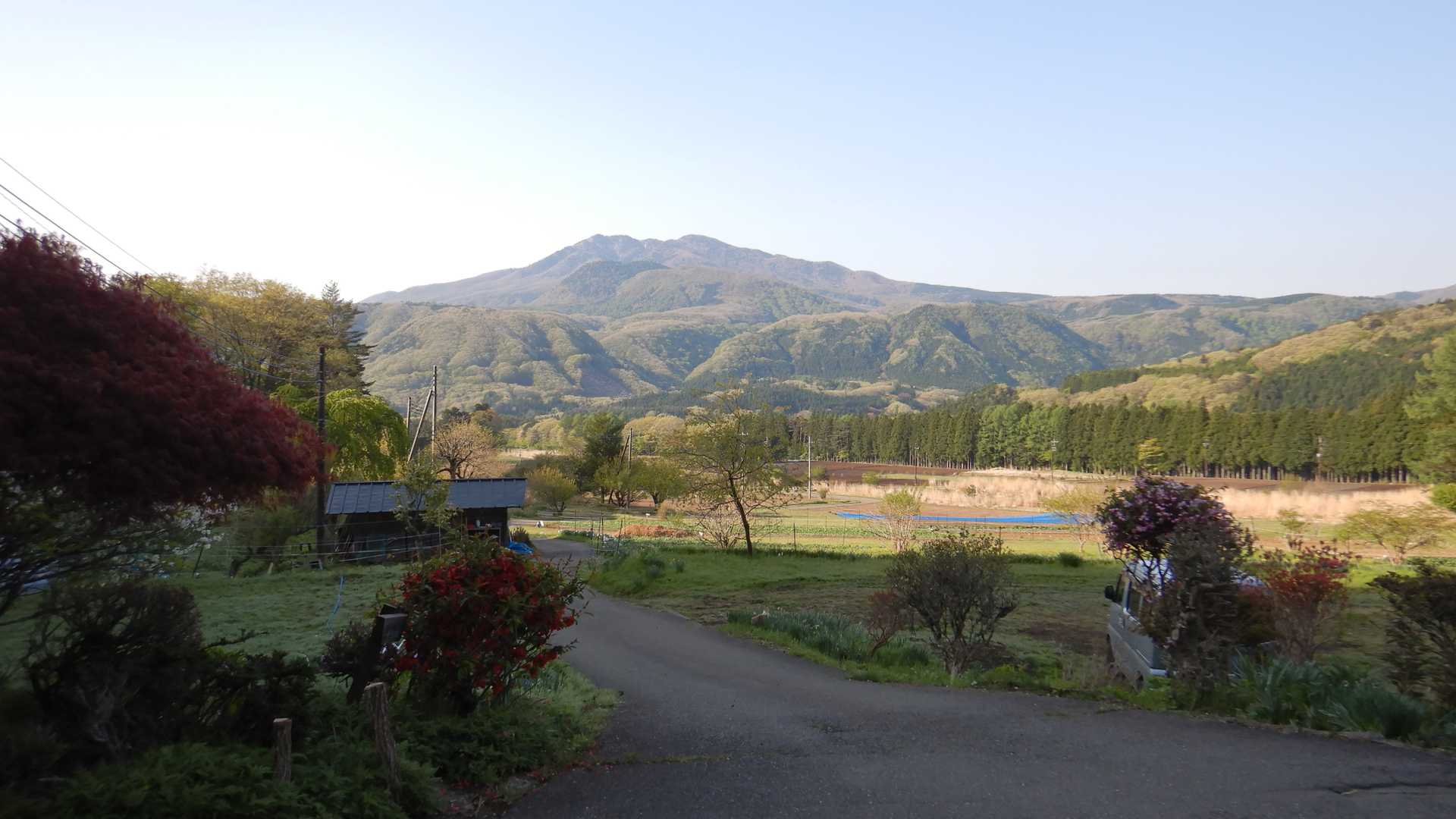振り返ると、高原山が目の前に広がります✨
朝起きると、この光景が見られるのですね(^^♪