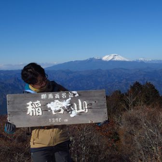 風もなくぽかぽか、
『珈琲持ってくればよかったね～』
と惜しんでしまうくらい気持ちのいい山頂です😄✨

記念撮影して元に戻そうとして気づいた、