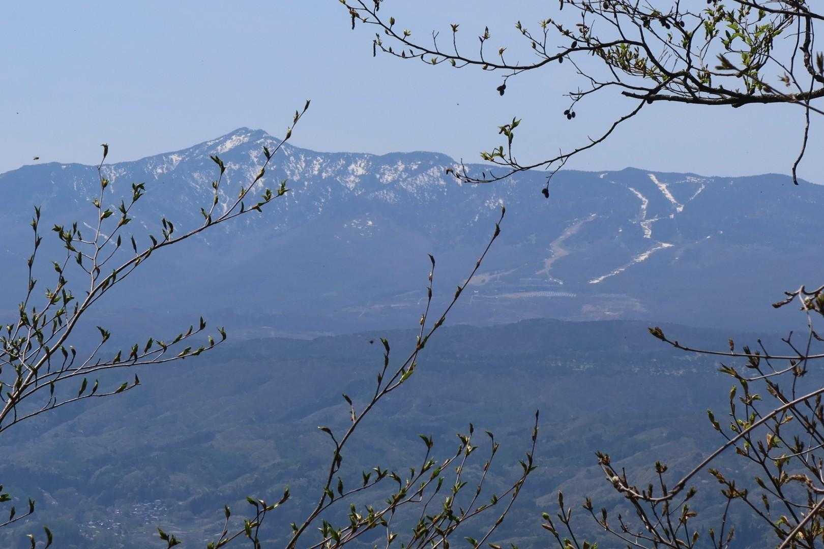 四阿山が見える