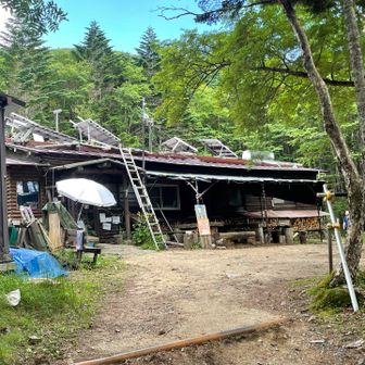 大弛小屋🛖観光目的の若い👩二人組が🍦食べてて超美味そう🤤私もと、悩んだがここは我慢😅登山バッジだけ購入。
下山後の気温は20℃、過ごしやすく窓開けて下りましたが下界に出たら暑い暑い🥵帰り道上にある日帰り♨️検索して、はやぶさ温泉ってところに寄りました。100%掛け流しの湯量豊富で結構有名な所だったみたい。飲用のお水、地元の野菜の販売、食事処もあるし、家庭的な雰囲気で良かったです。700円で勿論お湯もかなり良かったです♨️
http://hayabusa1994.com/
何故かリンク押しても飛べないので興味ある方はコピペしてブラウザに貼り付け願います。
