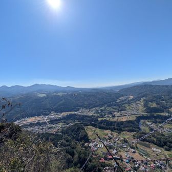 麓の様子まで見ると、すげー高さ感。