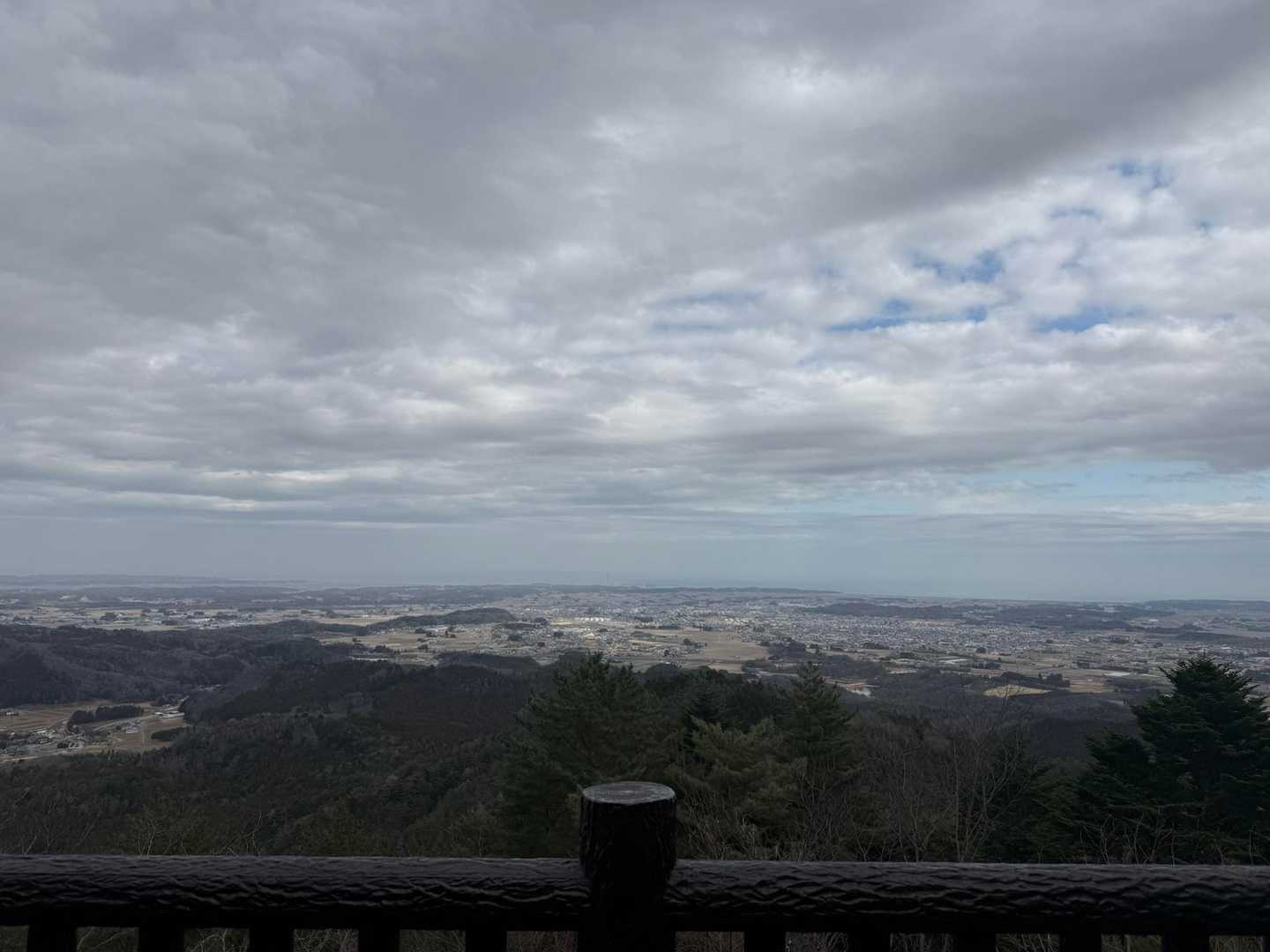展望台から、海がうっすら〜