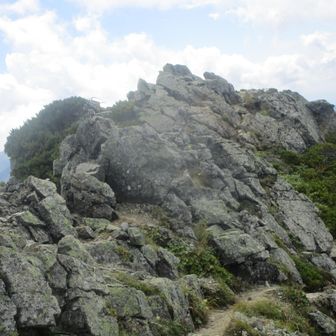 急峻な岩場を注意して戻ります💦