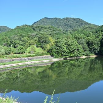 大池と二上山