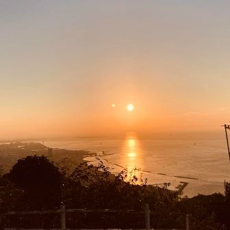 大阪湾の朝日