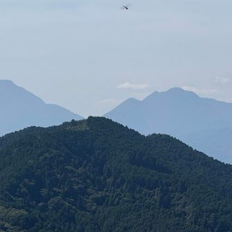 霊山の向こうに由布岳、鶴見岳