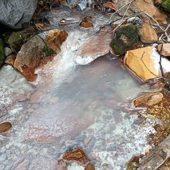 私が気になっていた沢筋の温泉♨。
硫黄臭が立ち込める。良いなぁ…
ここは通過