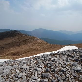 場所によっては雪が残ってる箇所もある。