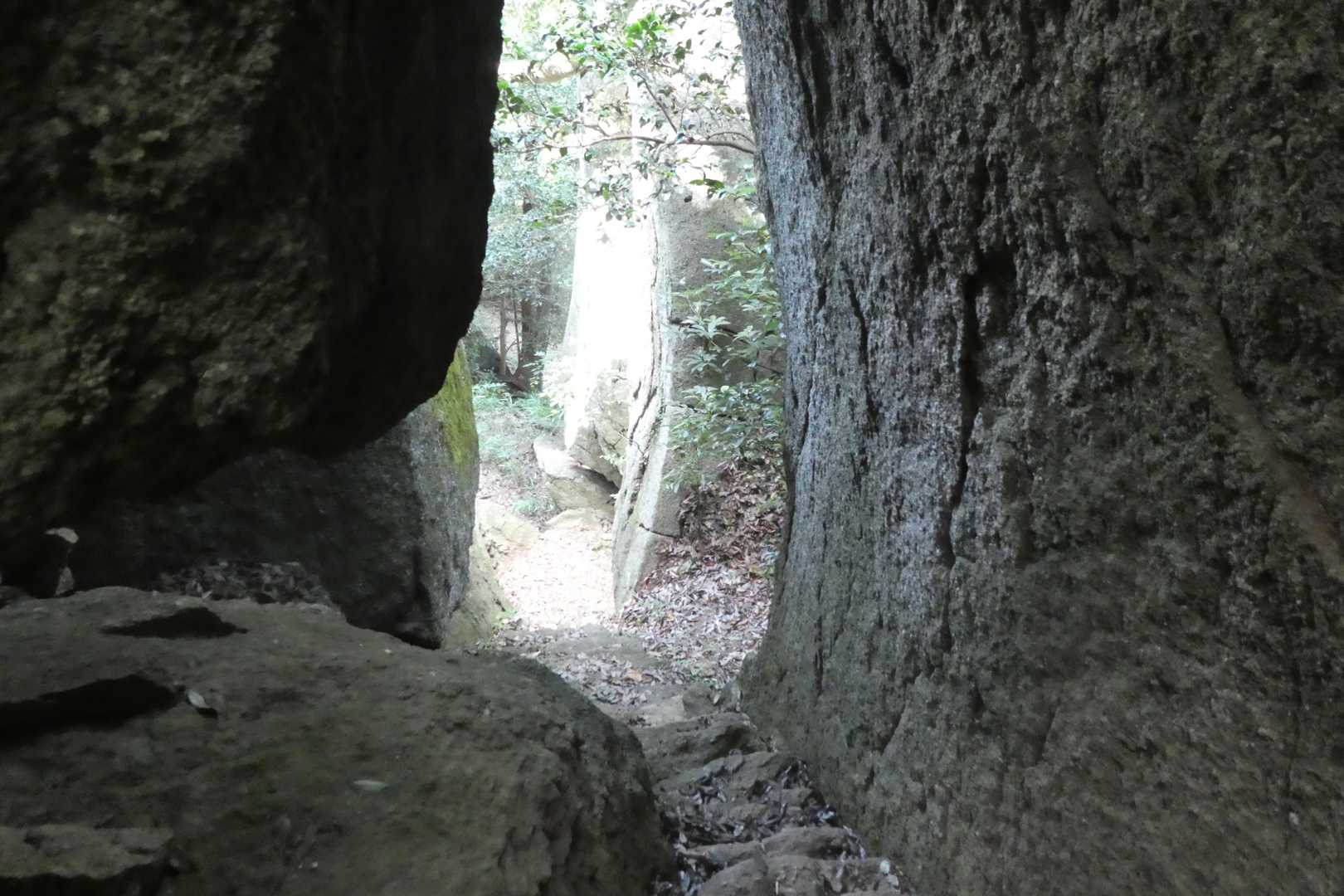 岩の間をくぐるところも何か所かあります