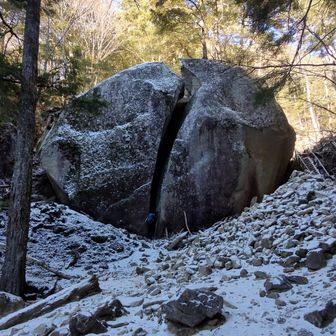 巨石　桃太郎岩