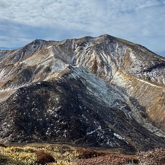 “お気に入りの特等席”からの眺望👀
正面に“🌟星生山”  →右手奥に うっすら⛰️“雲仙 普賢岳”