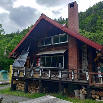改めて夕張岳ヒュッテです。ユウバリコザクラ会で管理されてるみたい。管理人不在時は料金貯金箱方式でした
