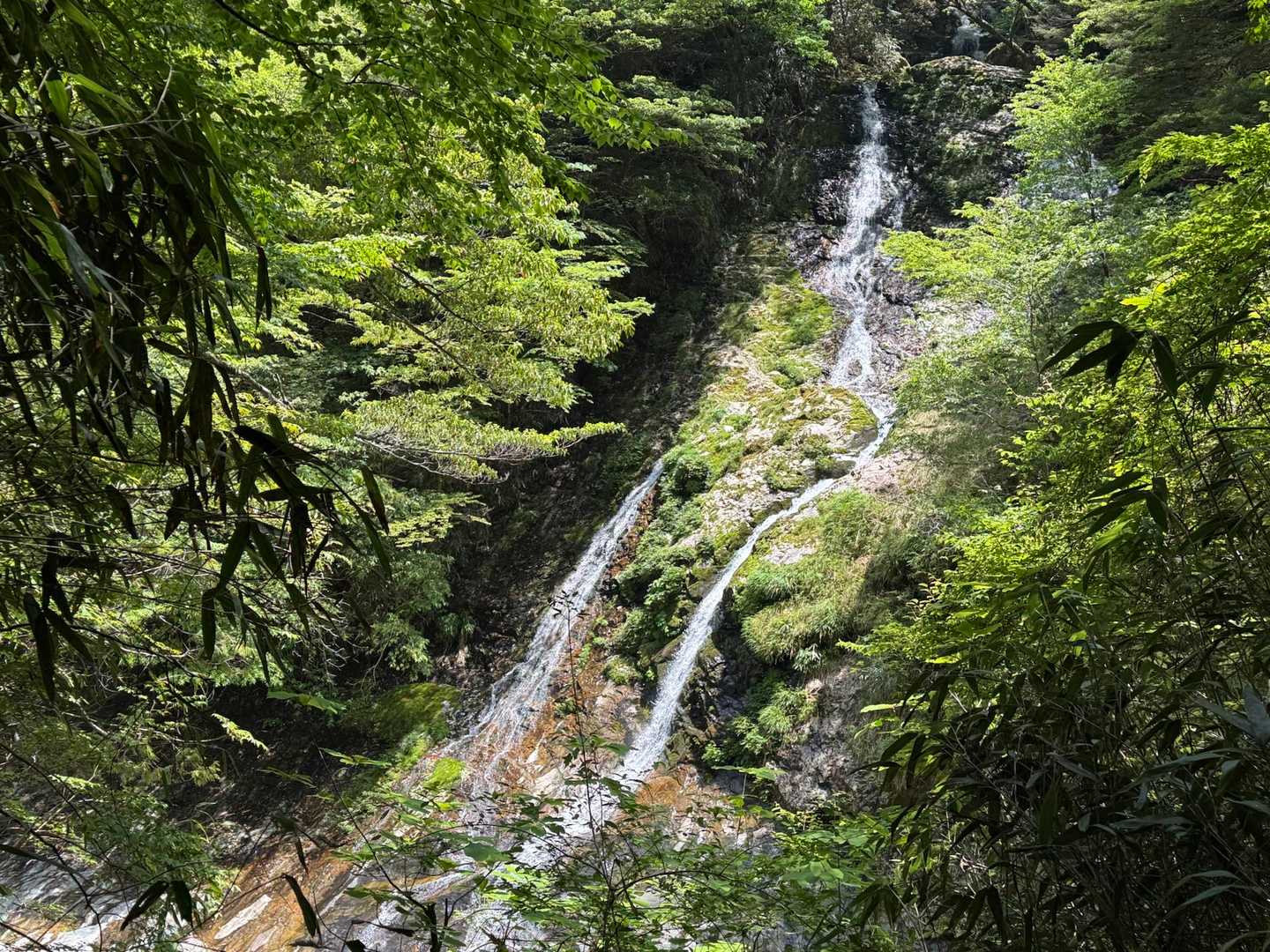 陽が差し込んだ与八郎滝
