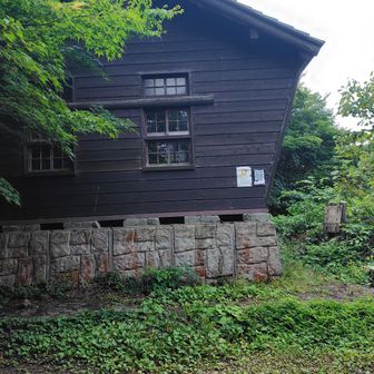 久しぶりに訪れた大休峠避難小屋
右側にスズメ蜂がいるらしい
入口は左側にあります
【標高  1,080m 】