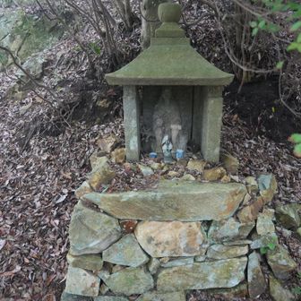山頂そばの祠