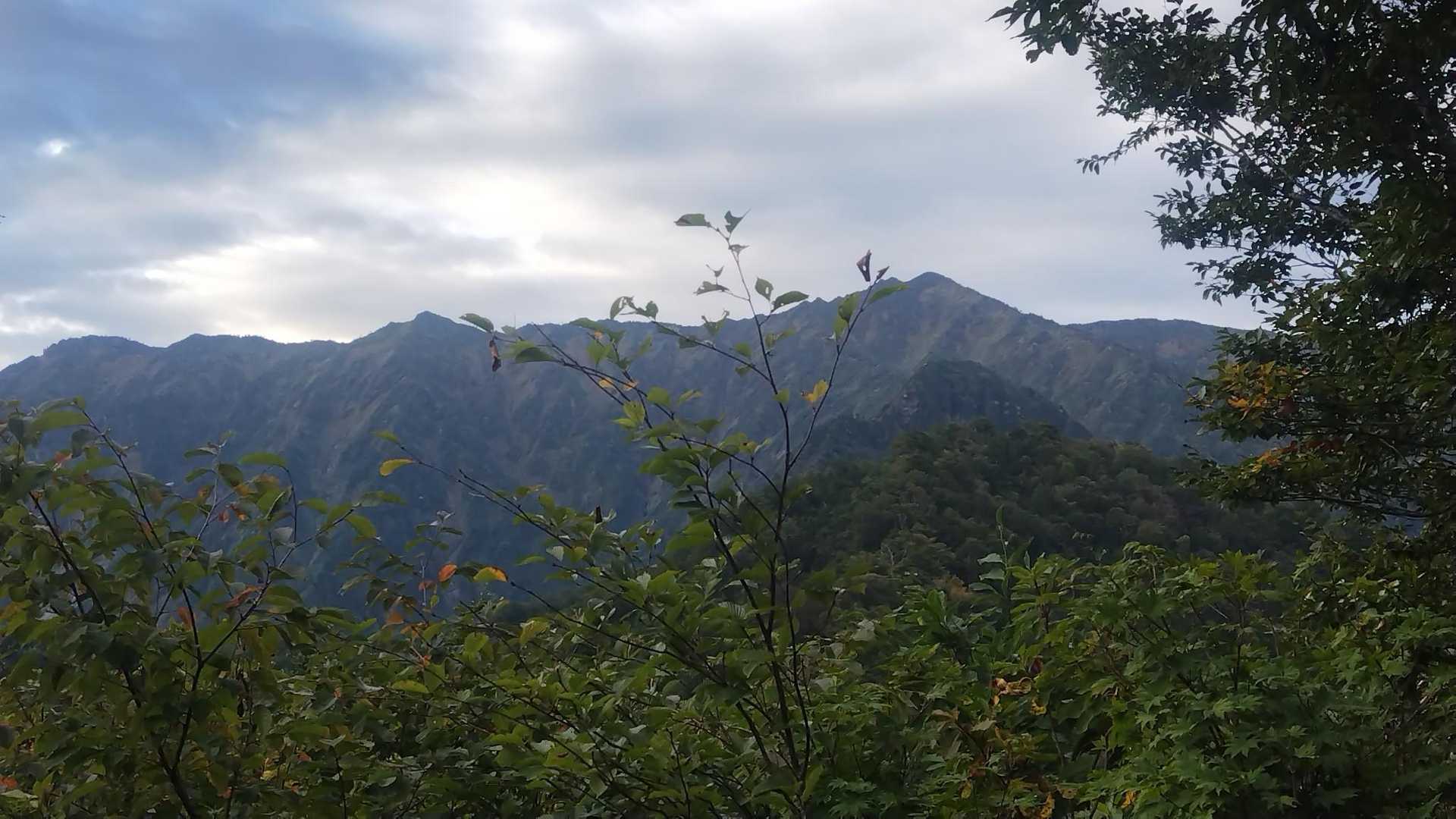 前山到着。荒沢岳が見えた