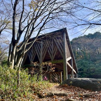 暫く上がると、立派な休憩所が見えてきました。