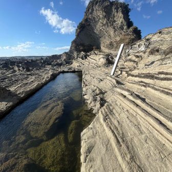こちらの長方形の凹みは塩水貯水槽跡地

まさか自然が創り出した形なわけないですよね

（実は調べるまでそう思ってた）

奥に見えるのが、これまたグレーピーク

観音山といいます