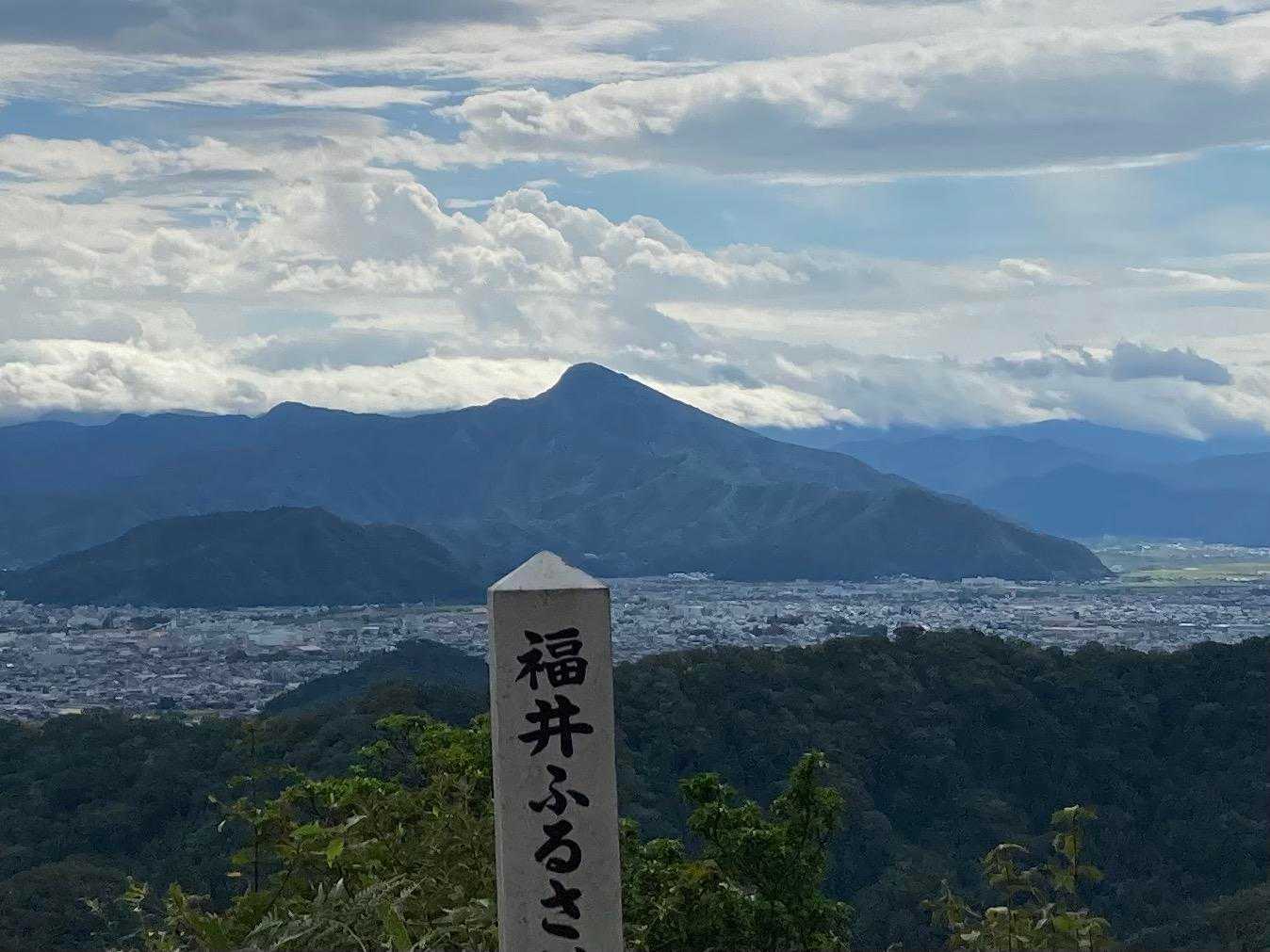 山頂より日野山眺望