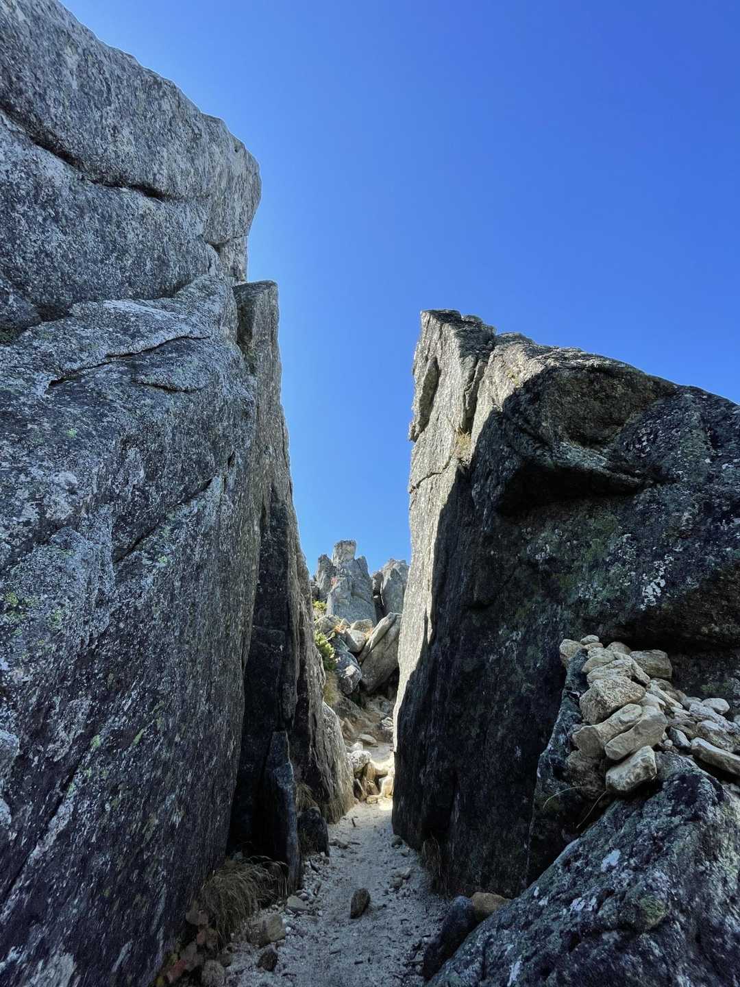 岩真っ二つ