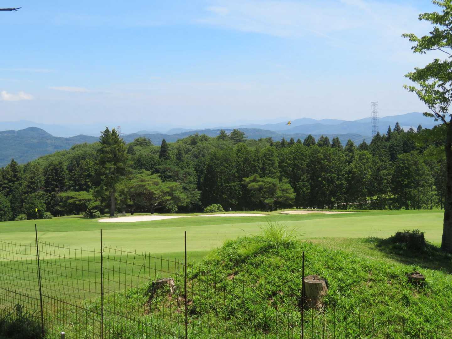 ゴルフ場の敷地横を通ります。