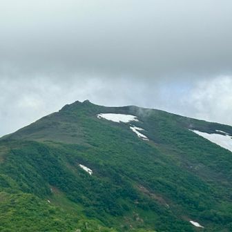 ちょっと雲多いですが、メクンナイ山頂が見えてきました(5分くらい前までは雲あり)