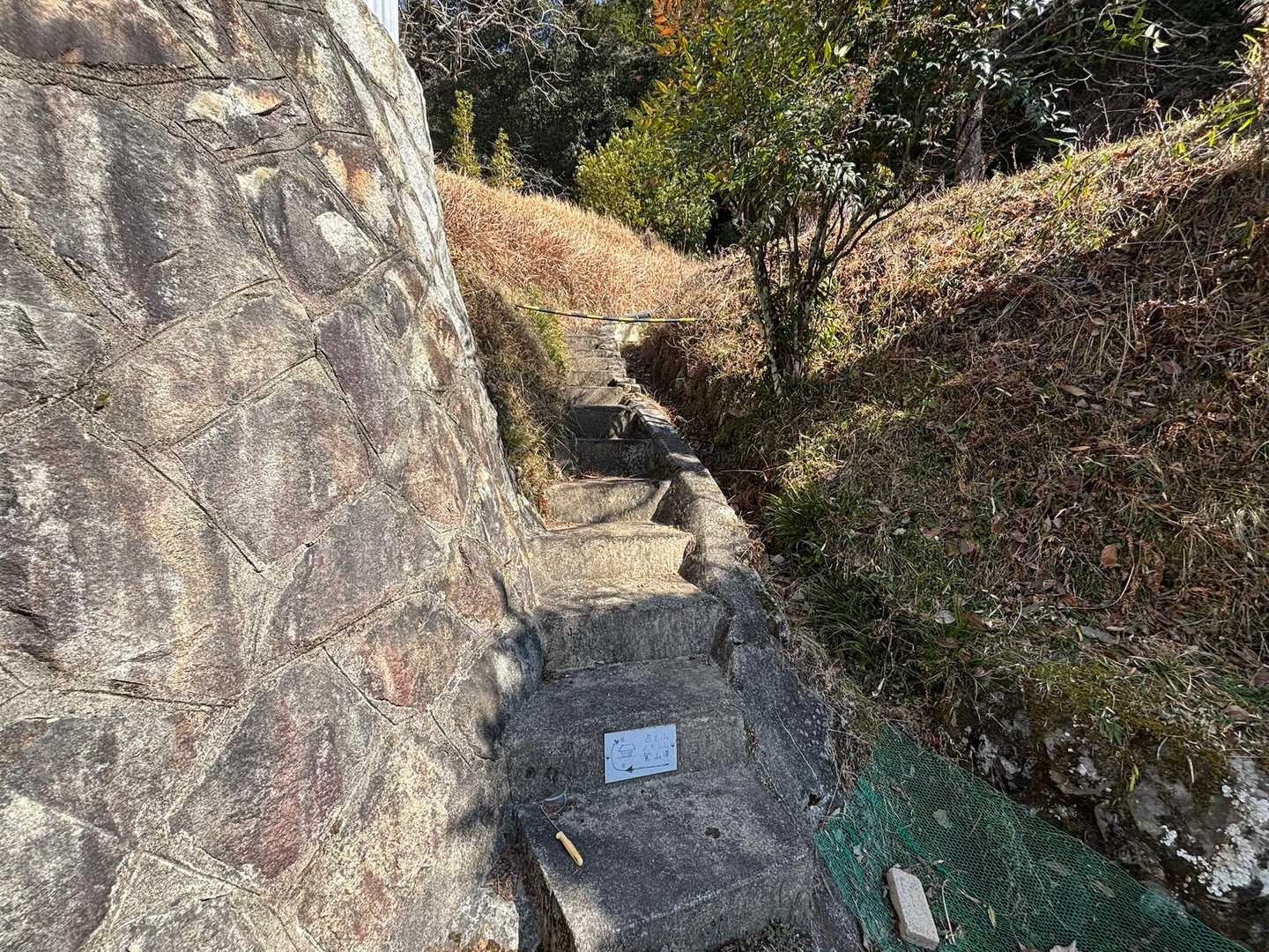 そしてこちらが⚠️の場所であろう

ある意味トラップがＷで仕掛けられてるようなものなのだ

先程の場所はトラップのようでトラップではなく
思い込みからトラッ…


もういいねw
白いプレートにはルートが記入されてます📝