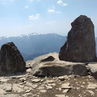 山頂(バックには 鉢伏)