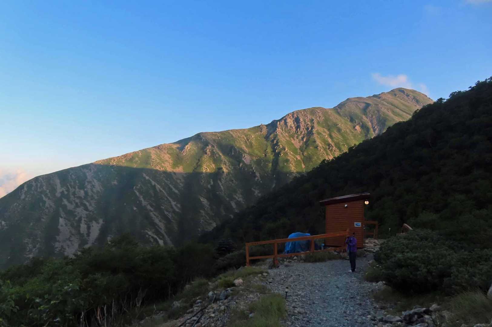 富士山がちらっと見え、赤石岳手前の小赤石の手前の山が見えました