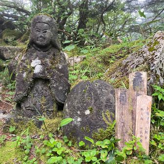 神社の隣には歴史を感じる石像が