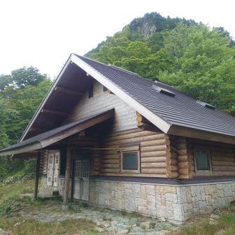 行者還避難小屋、背後に行者還岳が見えます、登山口に近いので泊まる機会は無さそうですが、中は小綺麗でした