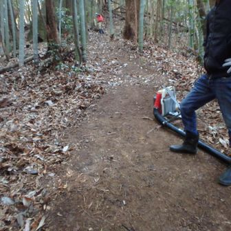 串文殊岳で朝日を楽しむ会の方がボランティアで7名の方が草刈りと掃除をされていた。