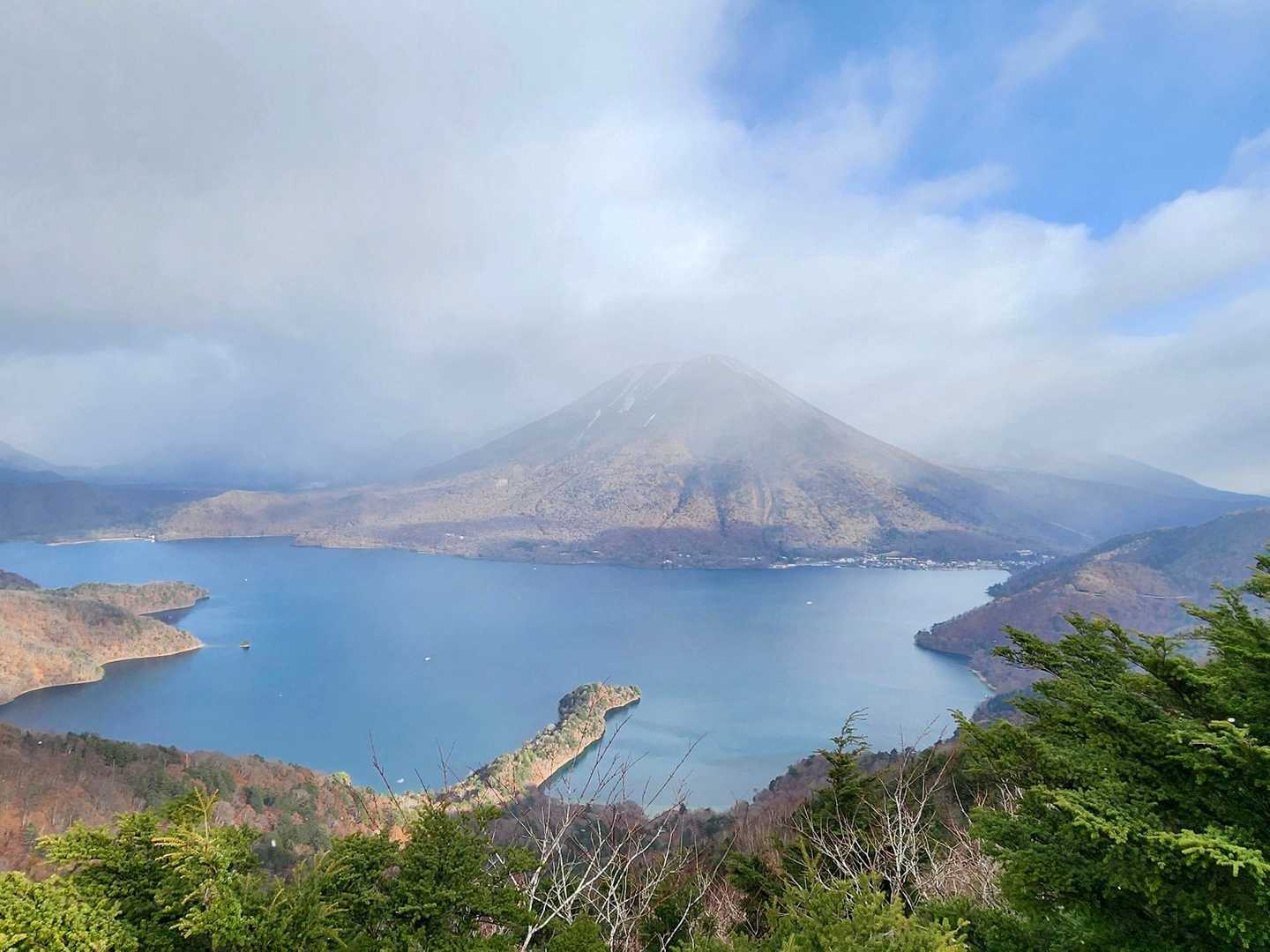 半月山展望台からの眺望☝️
（ここは観光地ですね）
中禅寺湖＆男体山のコラボ✨