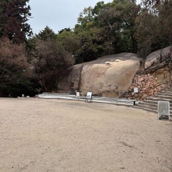 消えずの霊火堂、跡形もない🔥
写真の案内板にある姿と見比べると衝撃…。
1200年以上続く「消えずの火」は守られたのが救い🙏