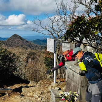 中央の尖ったお山は御前岳