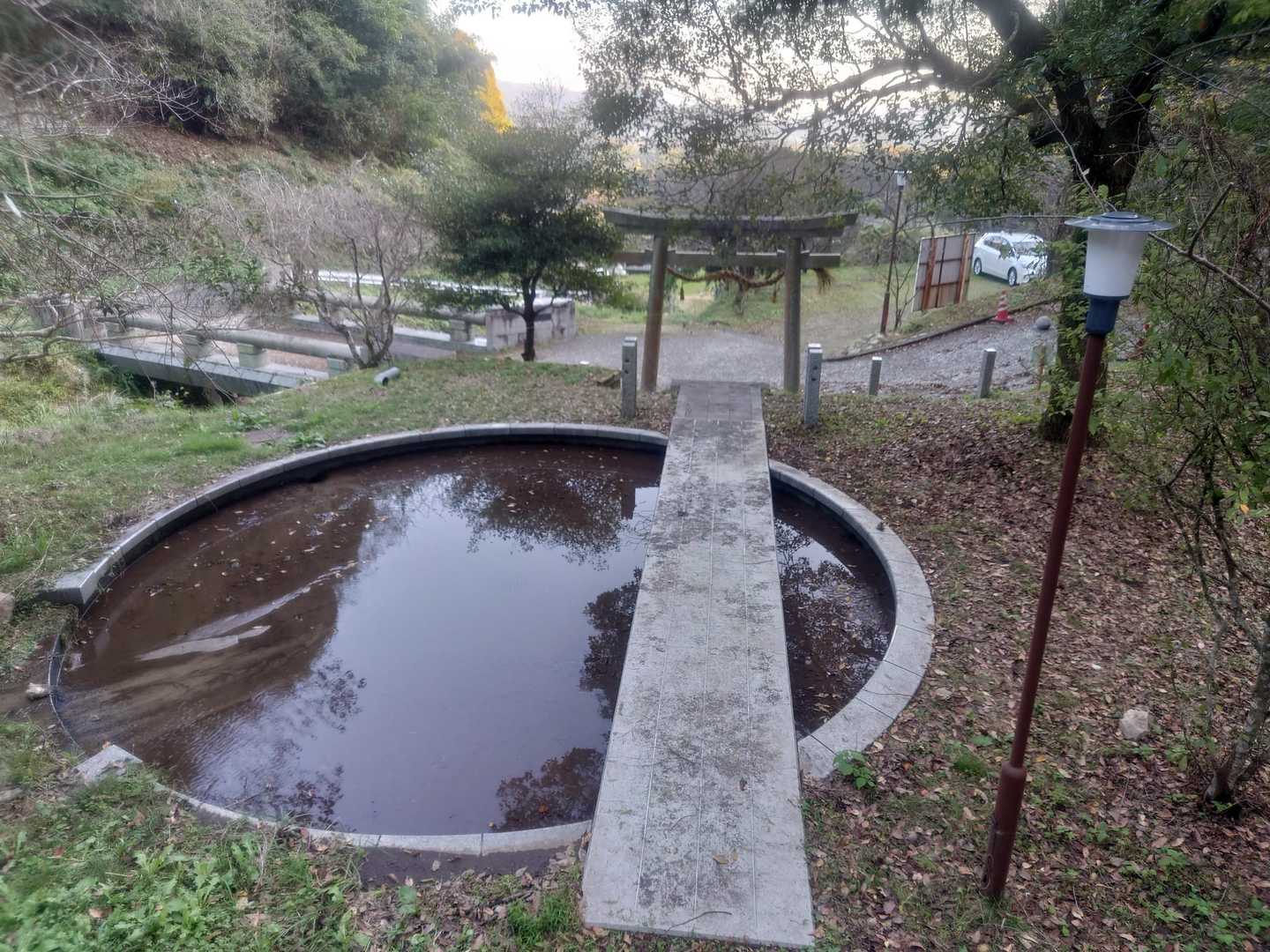 やっと🚶下りて来ました⛩️鳥居の下を通ります